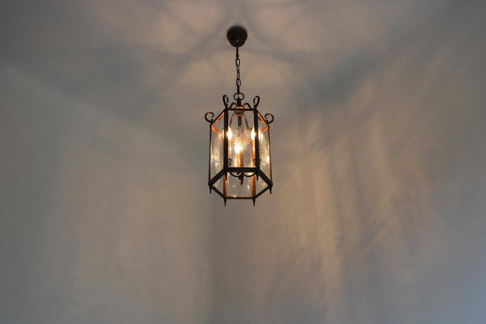 Neoklassieke Franse Messing En Gegraveerd Sterrenglas Hangende Hallantaarn Zes Panelen Lichtarmatuur Entreehal Hanglamp Kroonluchter 1950 photo vinterior