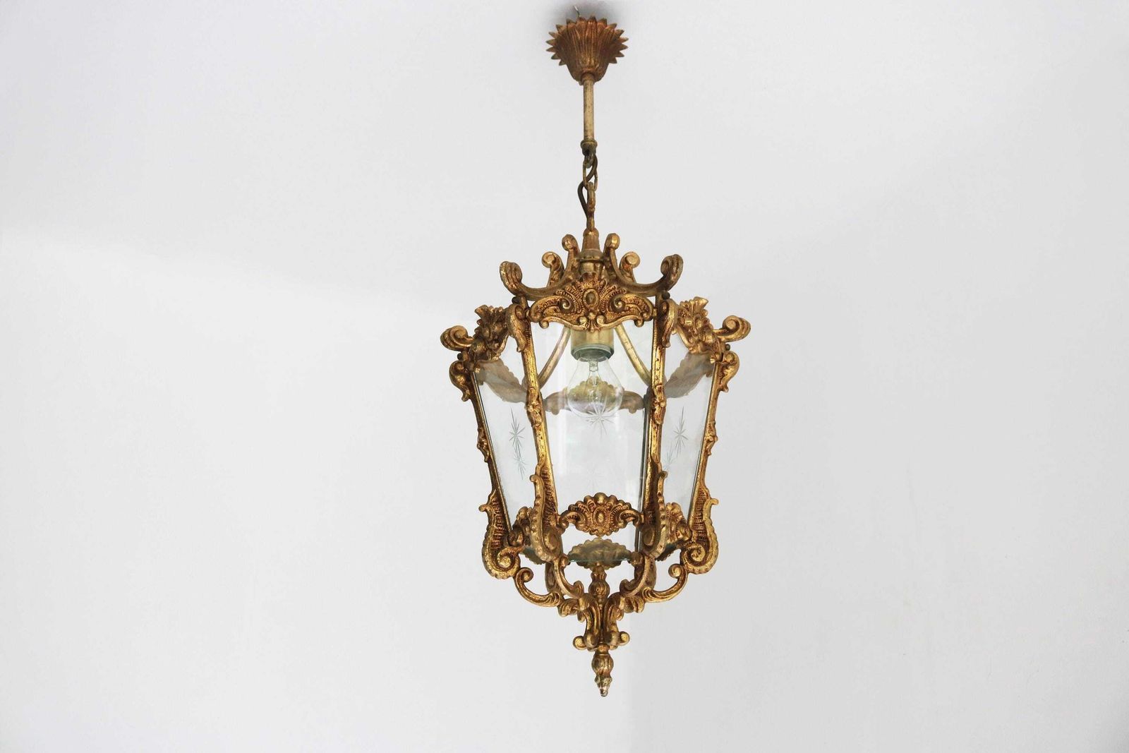 Antieke Stijl Franse Hanglantaarn – Louis XV Stijl – Gegoten Messing & Gegraveerd Glas Met Sterburst Motief – Hallantaarn / Vestibule Lantaarn – Ca. Jaren 1950