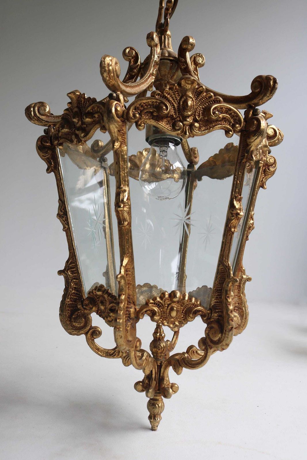 Antieke Stijl Franse Hanglantaarn – Louis XV Stijl – Gegoten Messing & Gegraveerd Glas Met Sterburst Motief – Hallantaarn / Vestibule Lantaarn – Ca. Jaren 1950 photo buy