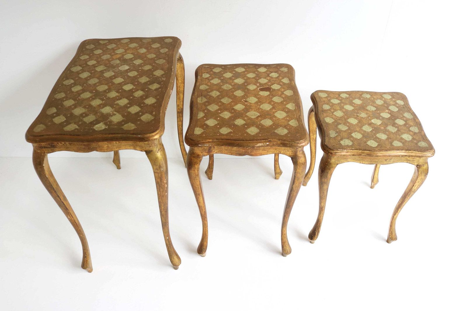Set Van Drie Florentijnse Salontafels In Verguld Hout – Italiaanse Nesttafels – Neoklassieke Vergulde Bijzettafels – Goudkleurig, Handgeschilderd, Jaren 1960 photo 562.0