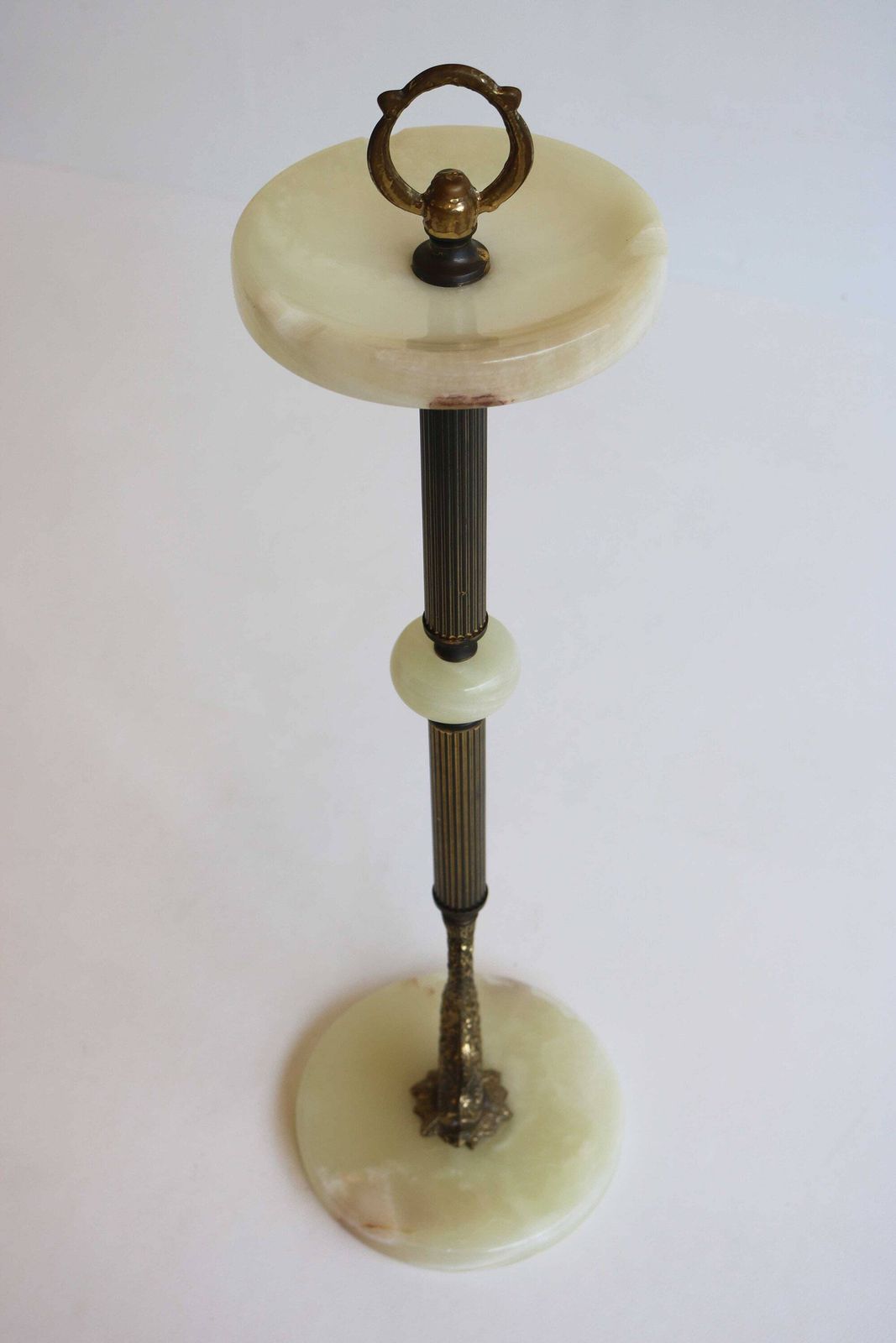 Retro Vintage Staande Onyx Marmer Messing Dolfijn Asbak Franse Hollywood Regency Vloerstandaard Sigarettenstandaard Mid Century Voetstuk Asbak Jaren 60 photo 448.0