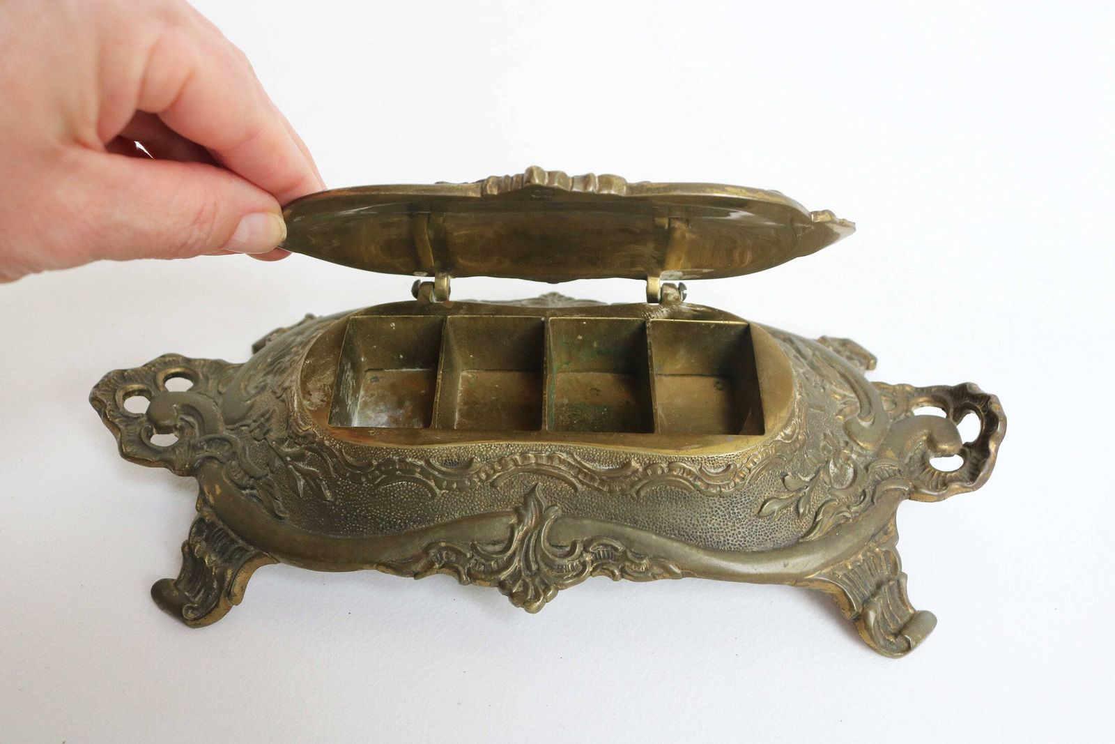 Antiek Frans Bronzen Postzegeldoos Met Bloemmotieven – Bureauaccessoire Met Vier Vakken, Ca. 1900–1920 photo Woonaccessoires