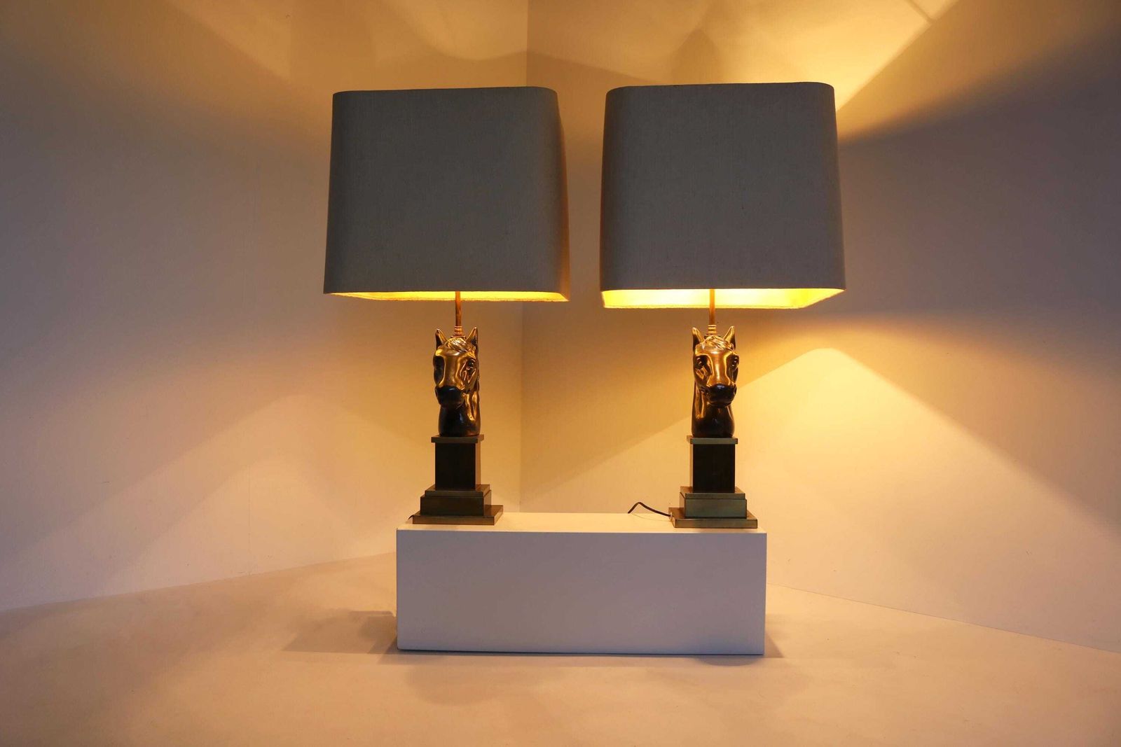 Twee Hollywood Regency Paardenhoofdslampen, Mid Century Koppel Messing Paarden Tafellampen Met Kappen, Jaren 1970 photo for sale