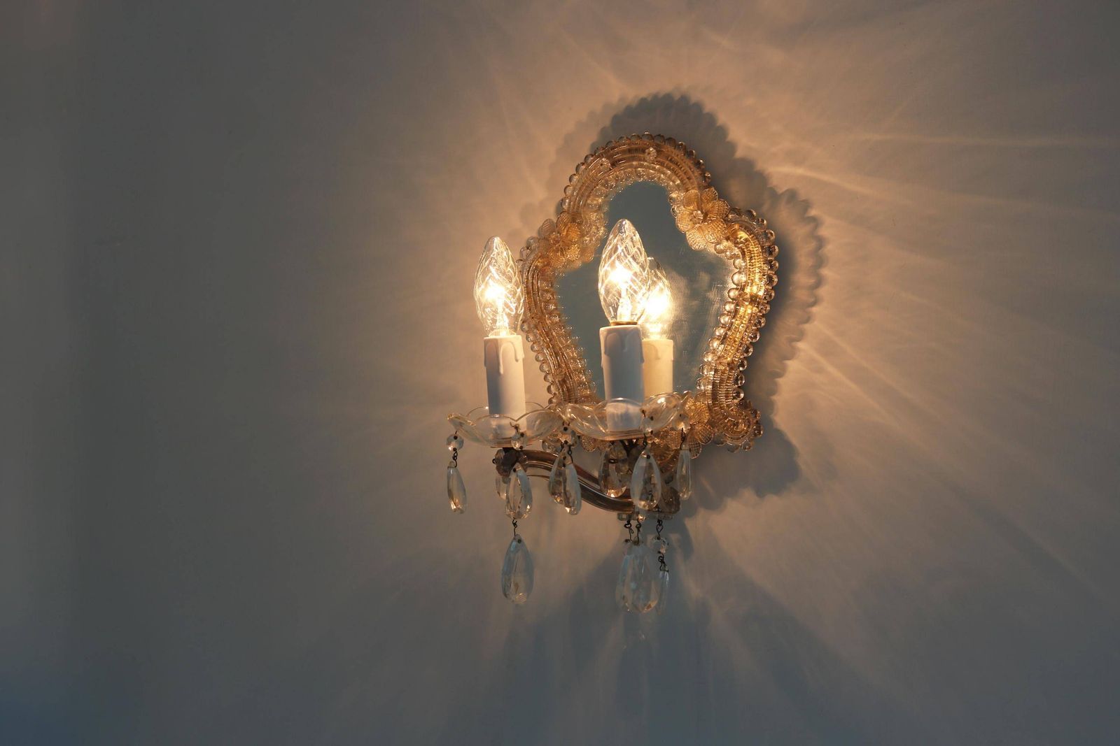 Murano Glazen Wandlamp In Venetiaanse Stijl Met Spiegel, Twee Armen, Vintage Italiaanse Bloemen Wandlamp Jaren 1950