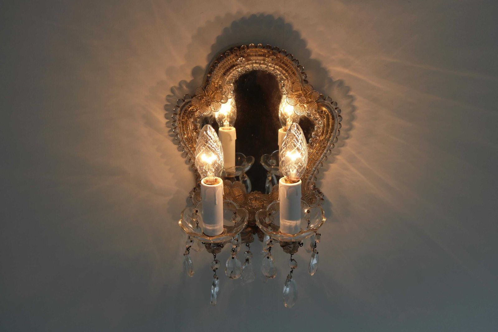 Murano Glazen Wandlamp In Venetiaanse Stijl Met Spiegel, Twee Armen, Vintage Italiaanse Bloemen Wandlamp Jaren 1950 photo furniture