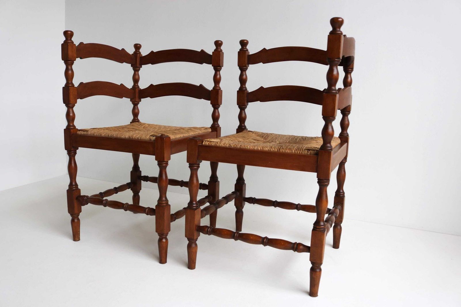 Paar Antieke Nederlandse Hoekstoelen – Rustiek Eiken Met Gevlochten Biezen Zitting – Jaren 1930, Boerenhuisstoelen photo 890.0
