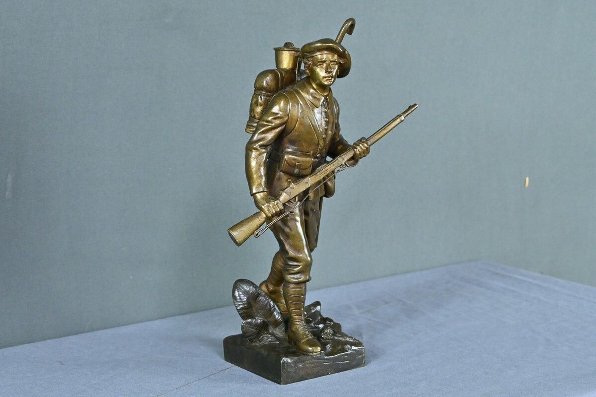 Bronze “The Alpine Hunter”, Signed E.Carlier – Late 19th Century photo furniture