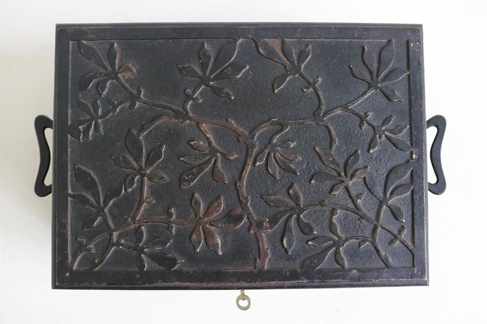 Arts And Crafts Victoriaanse Antieke Opbergkluis Met Deksel – Geldkistje – Art Nouveau Gietijzeren Slot – Brandveilige Schatkist – Sieraden En Archieven – 1880 photo for sale
