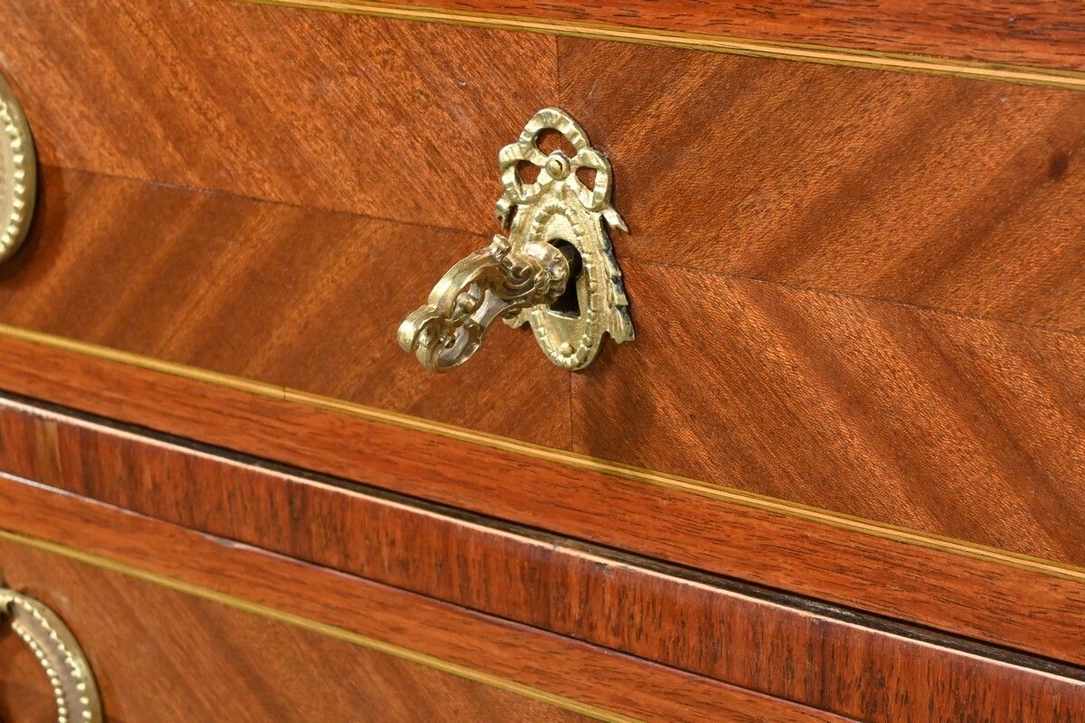 photo furniture Small Mahogany Chest Of Drawers – Part 1 Of The 20th Century