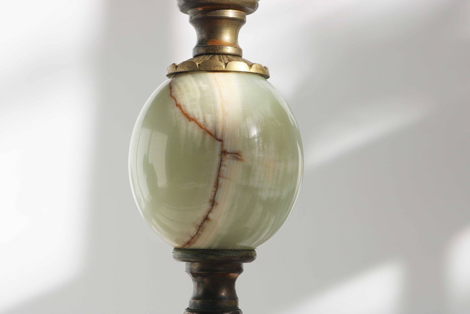 Tafellampvoet De Drie Gratiën – Mid Century, Jaren 1970, Deknudt België, Hollywood Regency, Messing En Onyx, Bureaulamp, Godinnen, Caryatiden photo Verlichting