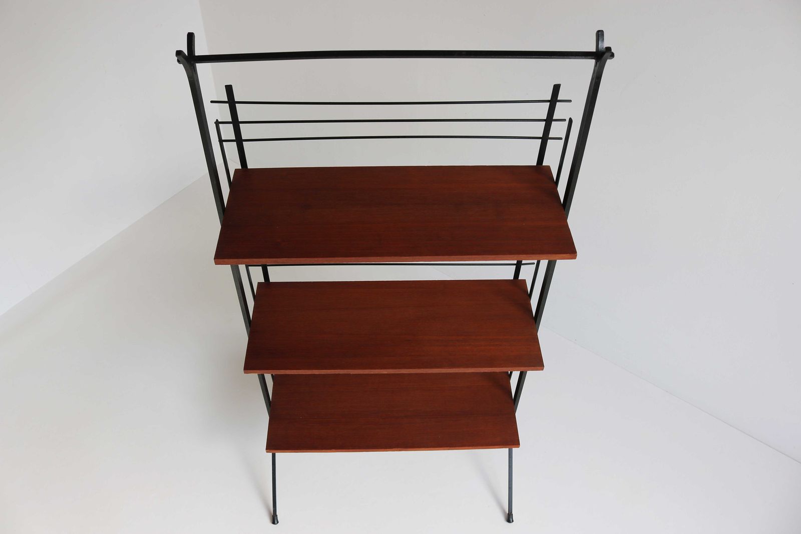 Vintage Klein Zwart Metalen En Teakhouten Vrijstaande Stellingkast Roomdivider Staand Rek Boekenkast Plantenstandaard Etagère Mid Century Retro photo Meubels
