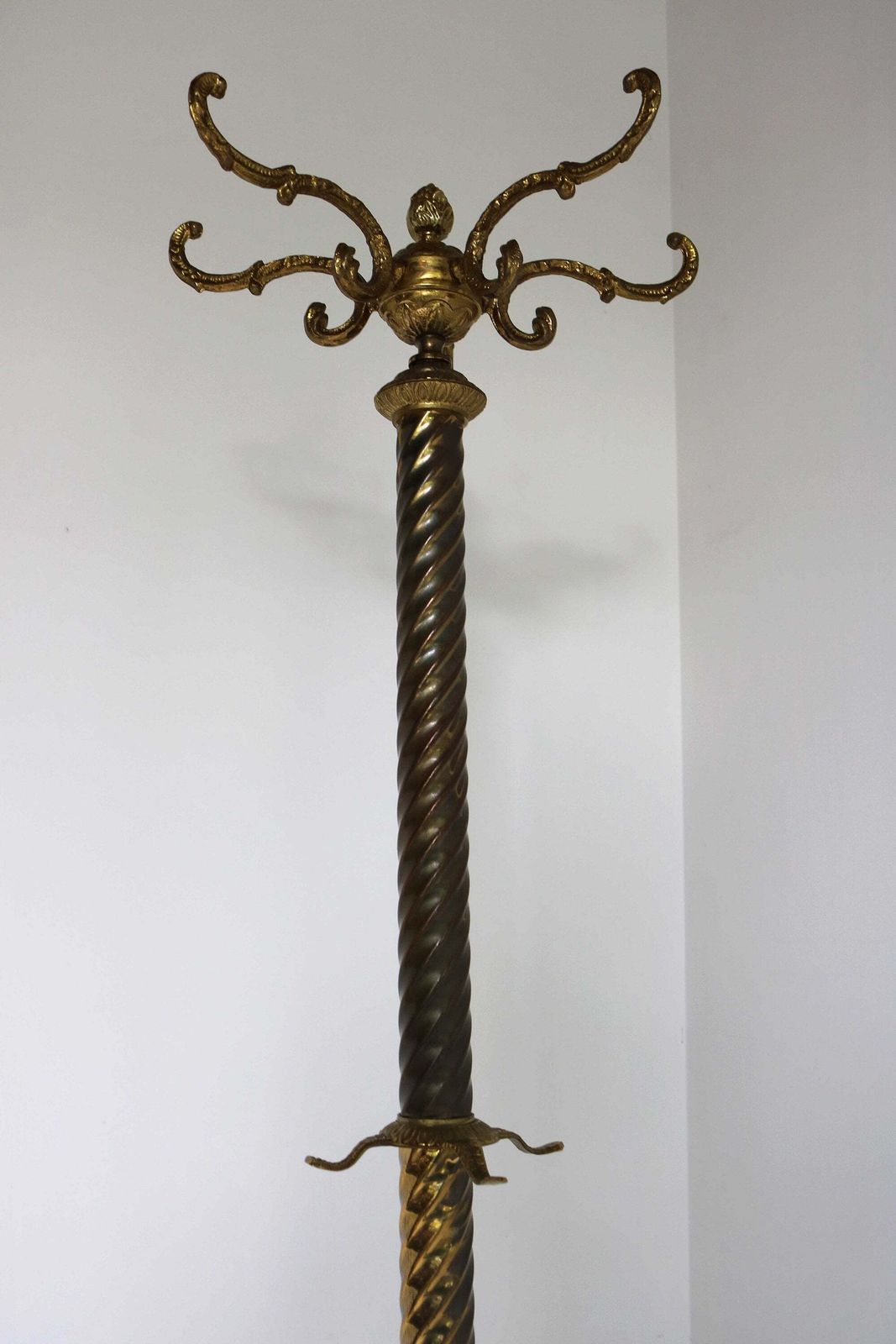 Sierlijke Mid Century Kapstok Van Messing En Onyx Marmer – Vloermodel, Vintage, Italiaanse Gedraaide Kolom, Ca. 1950–1960 photo Woonaccessoires