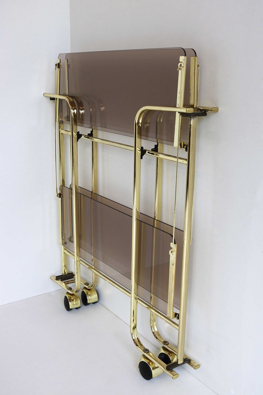 photo furniture Mid Century Gouden Opvouwbare Barcart Teacart Cocktailcart Messing Entertainment Cart Hollywood Serveerwagen Display Cart Rookglas 1970