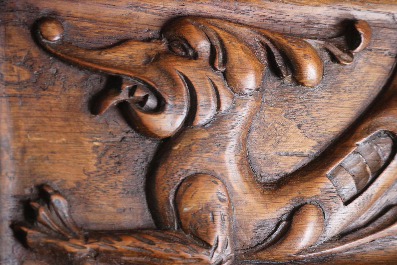 Nederlandse Eiken Wandrek Met Draakjes, Messing Haken, Vintage Handgesneden Houten Kapstok, Mid Century Keukenrek, Boekenplank, Jaren 1950 photo 580.0