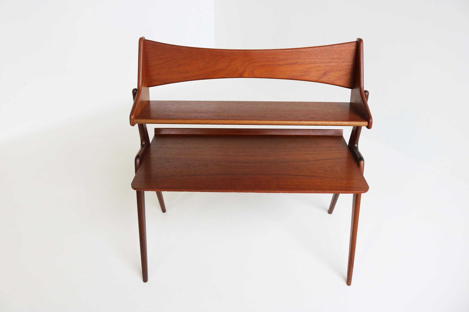 Vintage Deens Teakhouten Tijdschriftenrek Toegeschreven Aan Hans J. Wegner Voor Ry Møbler, 1950–1959, Gemaakt In Denemarken, Scandinavisch Design. photo furniture