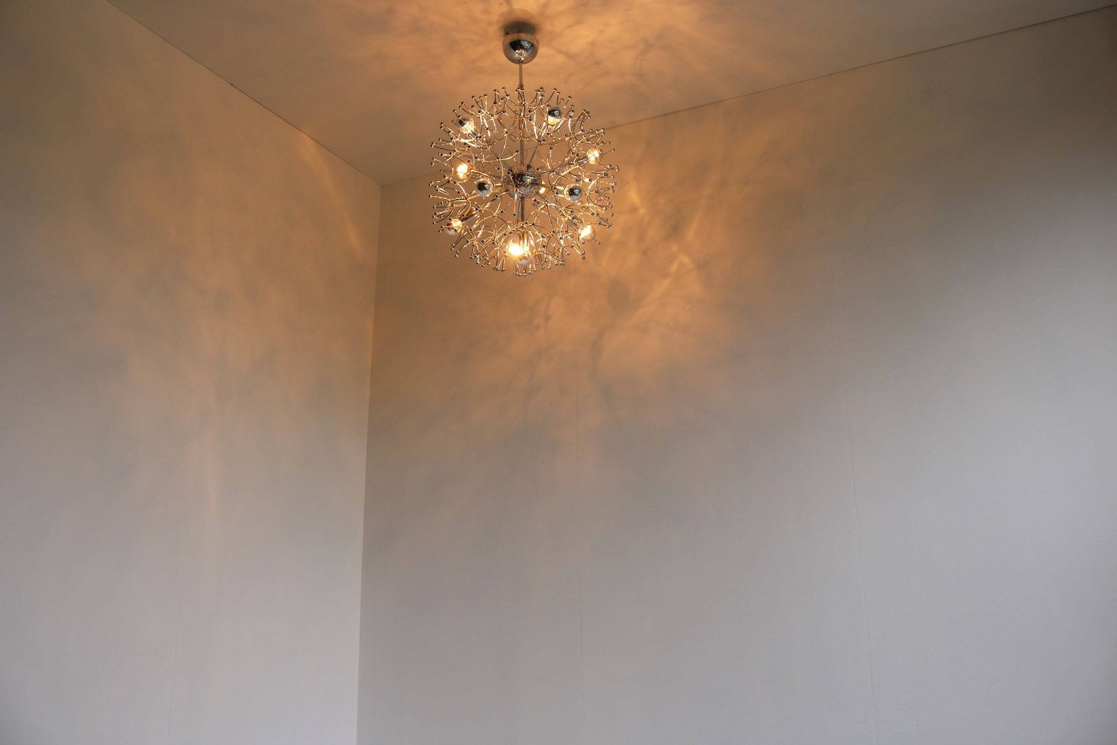 Grote Sputnik Hanglamp Van Gaetano Sciolari, Italië, Ca. Jaren 1960 – Elf Lichtpunten – Verchroomd – Space Age Design – Vintage – Paardenbloem photo vinterior