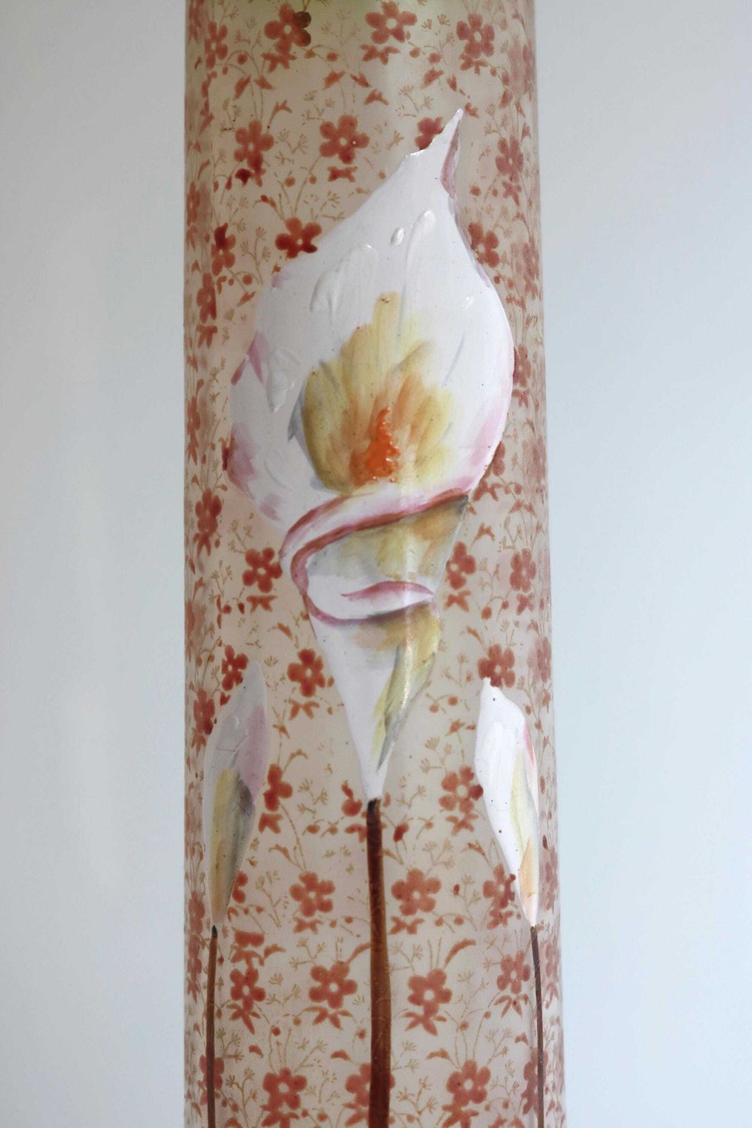 Antiek Jugendstil Art Nouveau Frans Glazen Vaas | Geschilderd Geëmailleerd | Bloemenvaas | Calla Lelie | Begin 20e Eeuw photo for sale