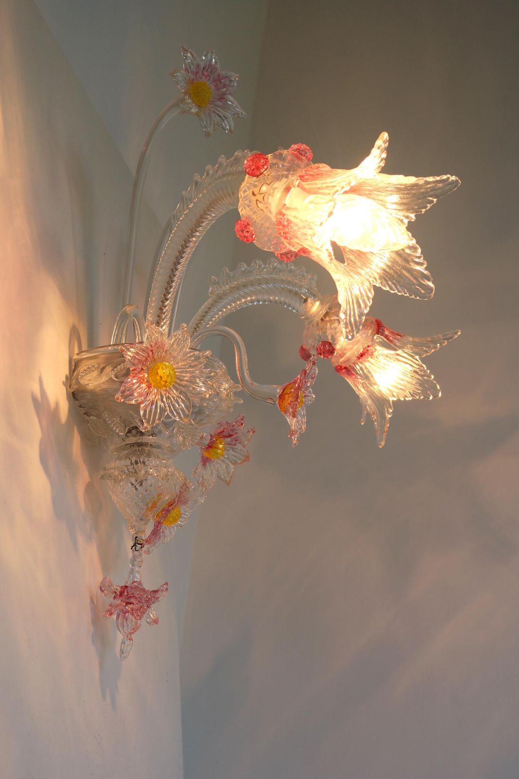 Enkele Murano Venetiaanse Wandlamp, Handgeblazen Wandlicht Met Roze, Gele En Heldere Glazen Bloemen, Handgemaakte Wandlamp, Italiaans, Jaren 1950 photo Verlichting