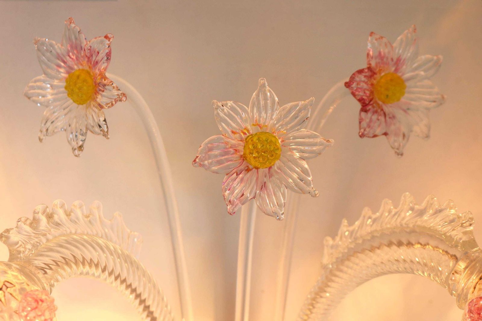 Single Murano Venetian Wall Sconce, Hand Blown Wall Light Pink ,Yellow And Clear Glass Flowers Floral Hand Made Wall Lamp 1950 Italian photo vinterior