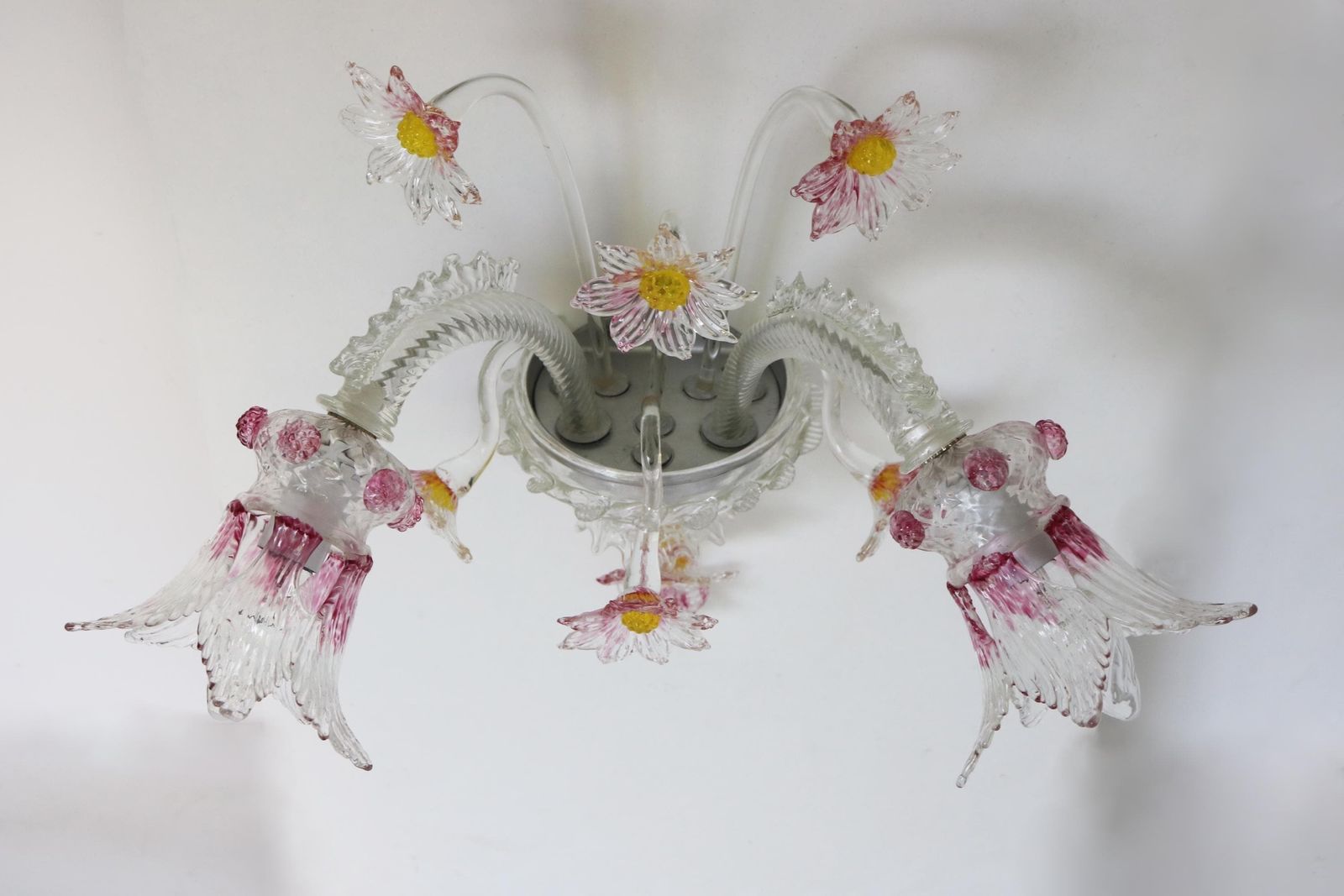 photo furniture Enkele Murano Venetiaanse Wandlamp, Handgeblazen Wandlicht Met Roze, Gele En Heldere Glazen Bloemen, Handgemaakte Wandlamp, Italiaans, Jaren 1950