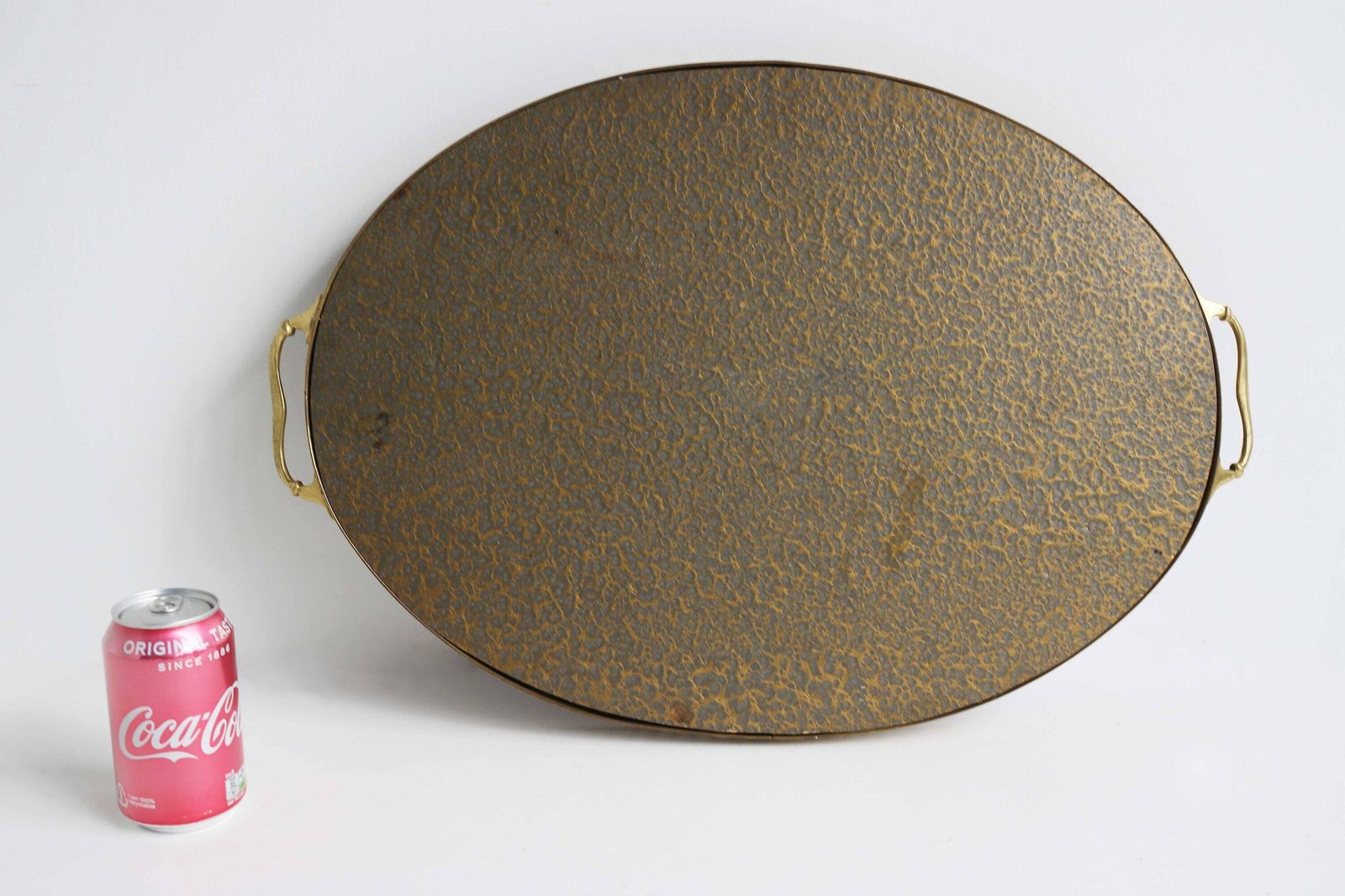photo for sale Ovaal Dienblad Met Twee Handgrepen, Messing En Formica Houtlook – Italiaans, Midden 20e Eeuw, Mid Century Modern Stijl, Regency Stijl