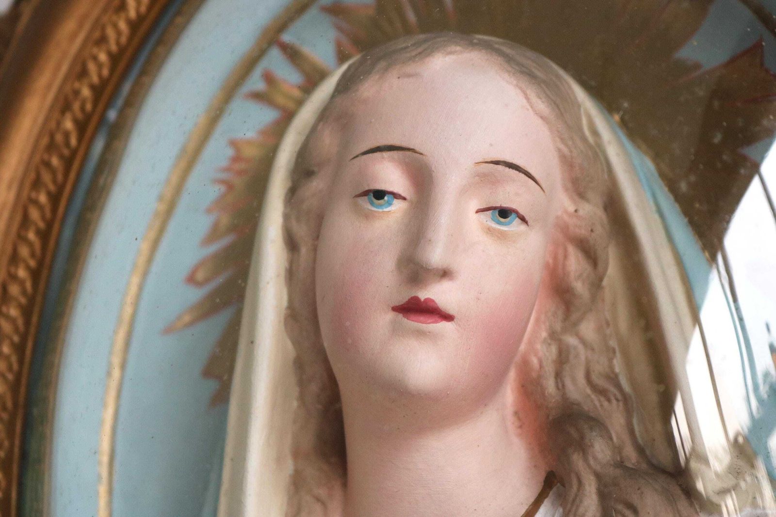 Paar Antieke Franse Victoriaanse Religieuze Plaques Met Jezus Christus En De Heilige Maagd Maria – Ovale Gipsen Wandlijsten Met Convex Glas, Ca. 1900 photo Kunst