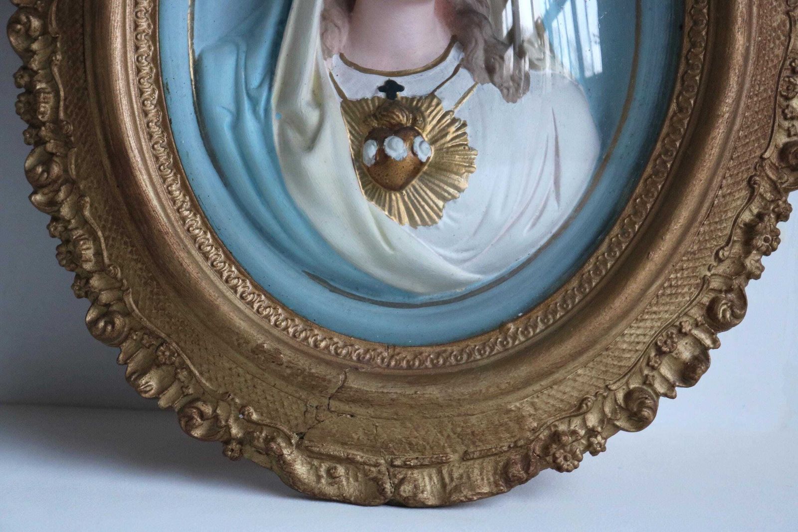 photo for sale Paar Antieke Franse Victoriaanse Religieuze Plaques Met Jezus Christus En De Heilige Maagd Maria – Ovale Gipsen Wandlijsten Met Convex Glas, Ca. 1900