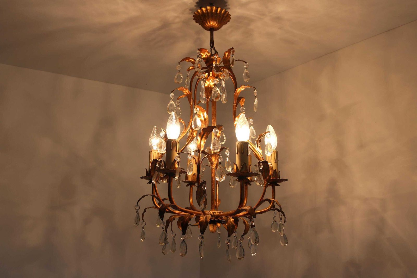 Italiaanse Geschilderde Vergulde Bladeren Kroonluchter Met Hangende Kristallen – Florentijnse Tole Hanglamp – Verguld Metaal – Hollywood Regency – Ca. Jaren 1950 photo vinterior