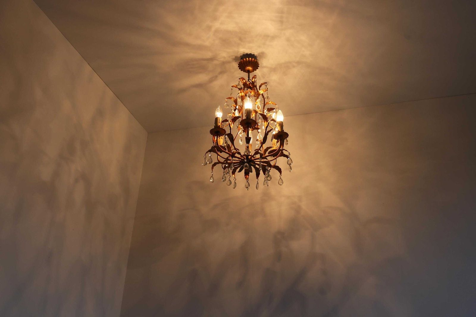 photo furniture Italiaanse Geschilderde Vergulde Bladeren Kroonluchter Met Hangende Kristallen – Florentijnse Tole Hanglamp – Verguld Metaal – Hollywood Regency – Ca. Jaren 1950