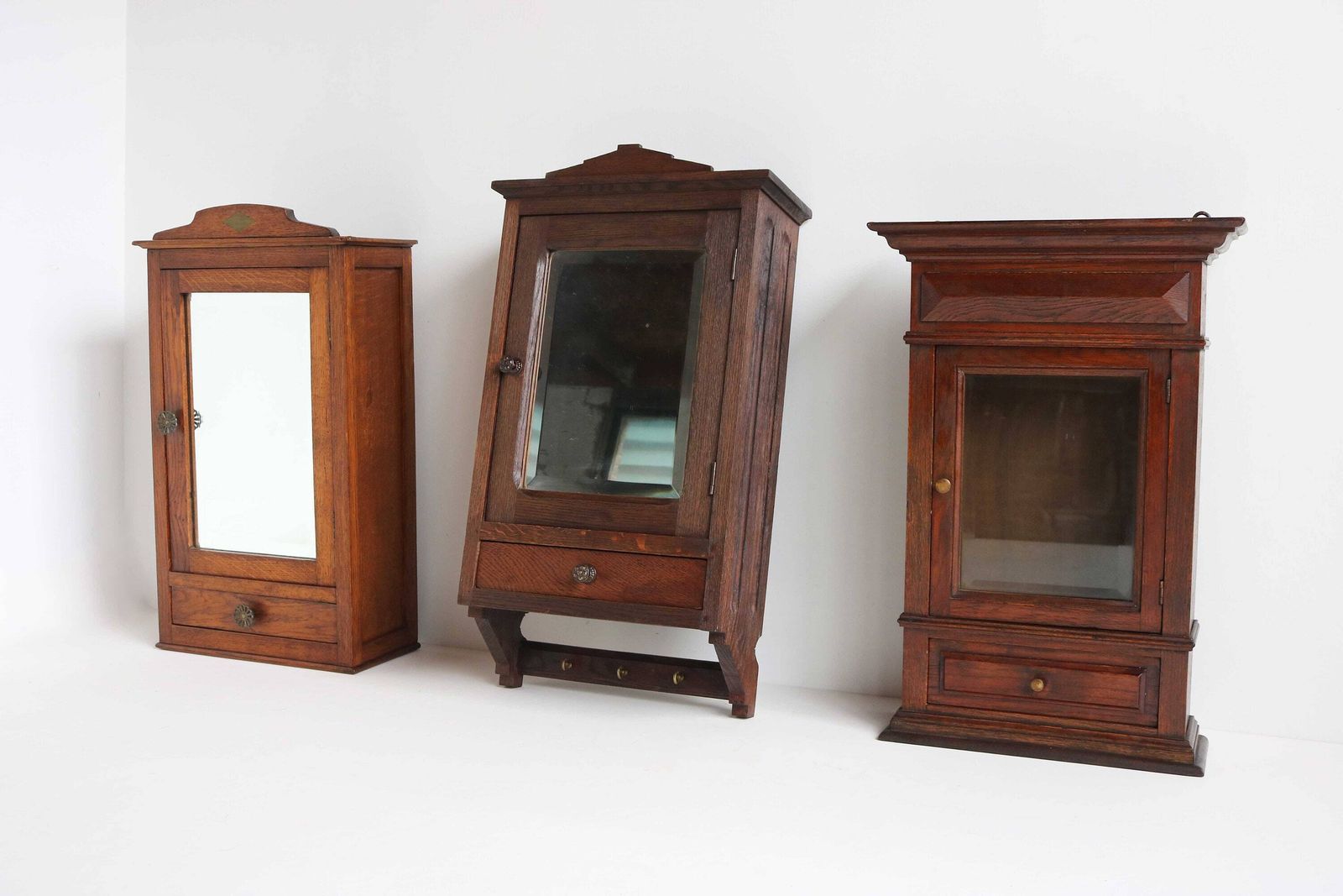 photo for sale Antiek Houten Medicijnkastje – Badkamer/Apothekersstijl – Helder Geslepen Glas – Lade – Klein Wandkastje – Keukenkastje – Vitrinekastje – 1880–1900