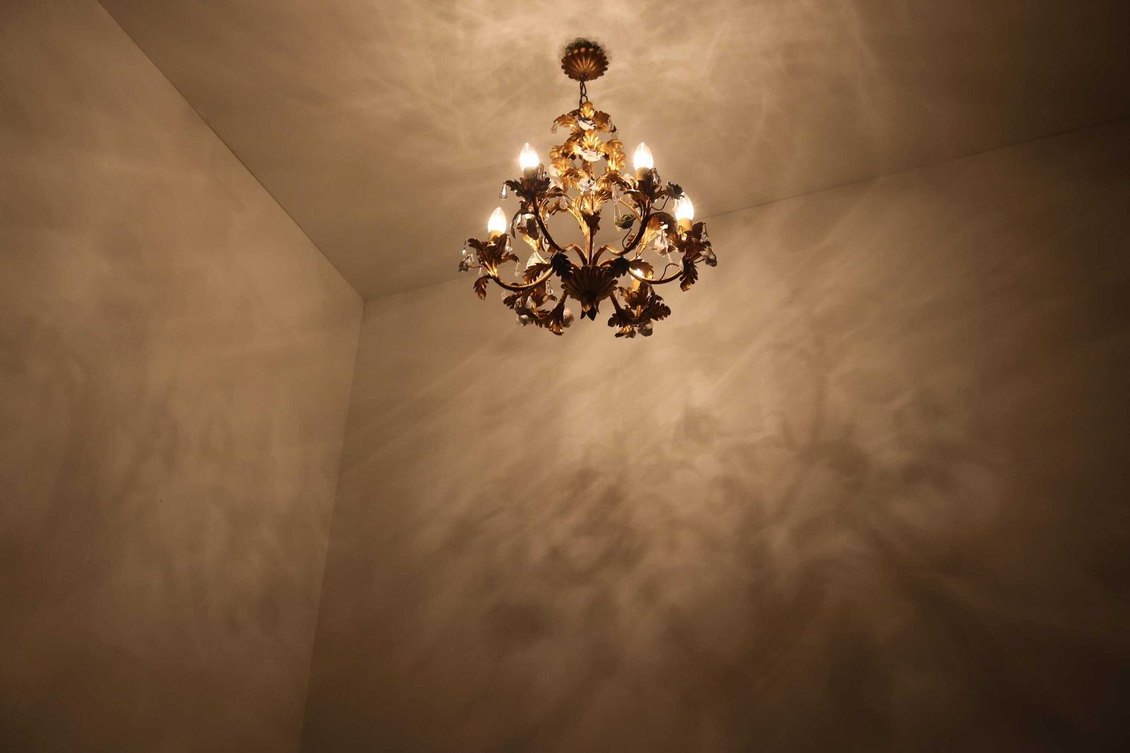 photo furniture Italian Florentine Tole Chandelier Hand Made Ceramic Roses Hanging Crystals Pendant Ceiling Light Flowers Gold Plated Metal Acanthus Leaves