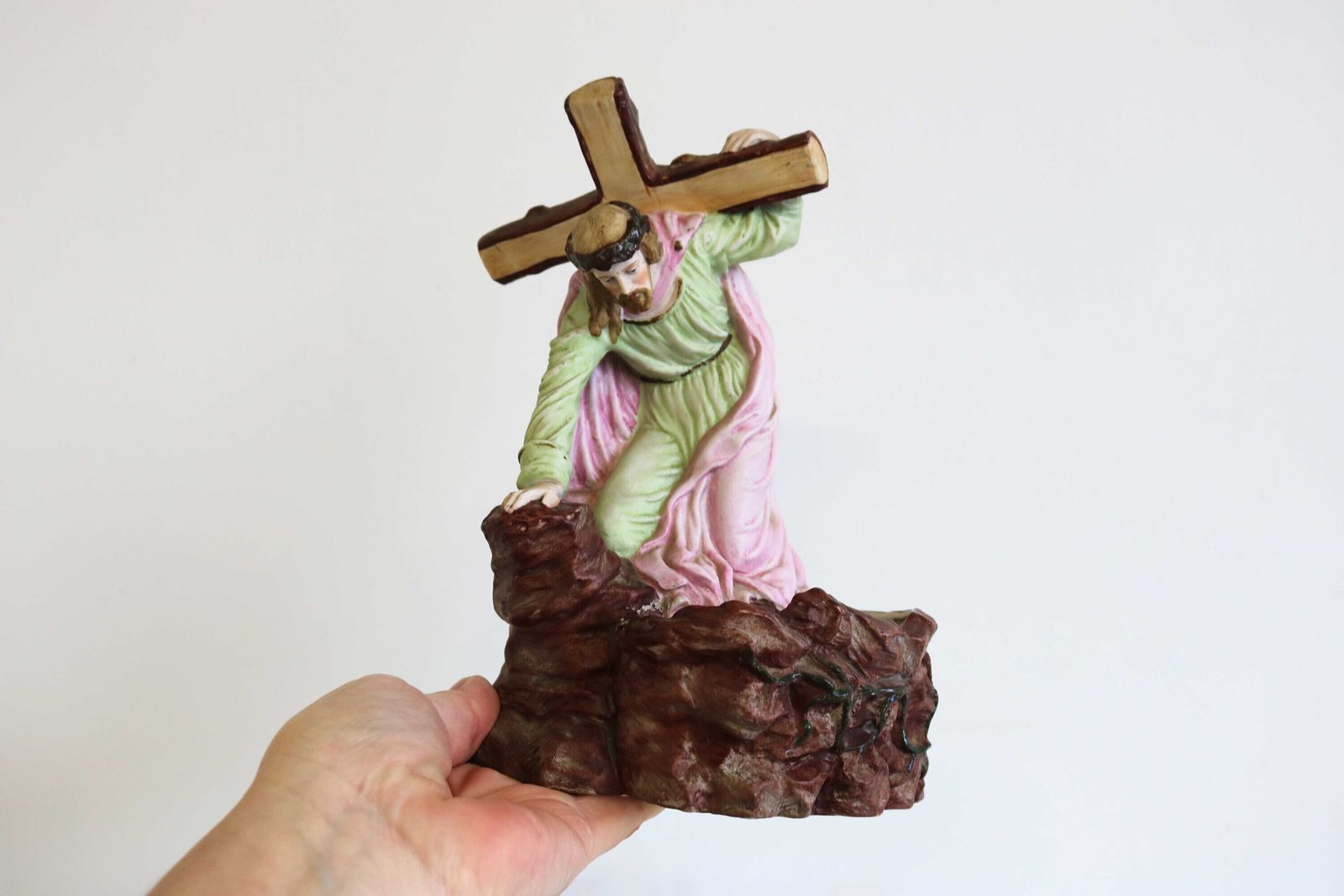 Biscuit Heilwatervat Jezus Met Kruis – Tafelmodel – Duitsland – Antiek – 19e Eeuw – Beeldje – Christus Draagt Het Kruis – Religieus – Ca. 1900 photo for sale