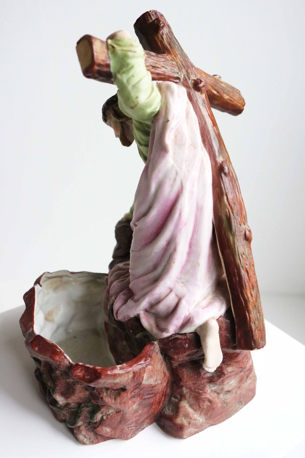 Biscuit Heilwatervat Jezus Met Kruis – Tafelmodel – Duitsland – Antiek – 19e Eeuw – Beeldje – Christus Draagt Het Kruis – Religieus – Ca. 1900 photo vinterior