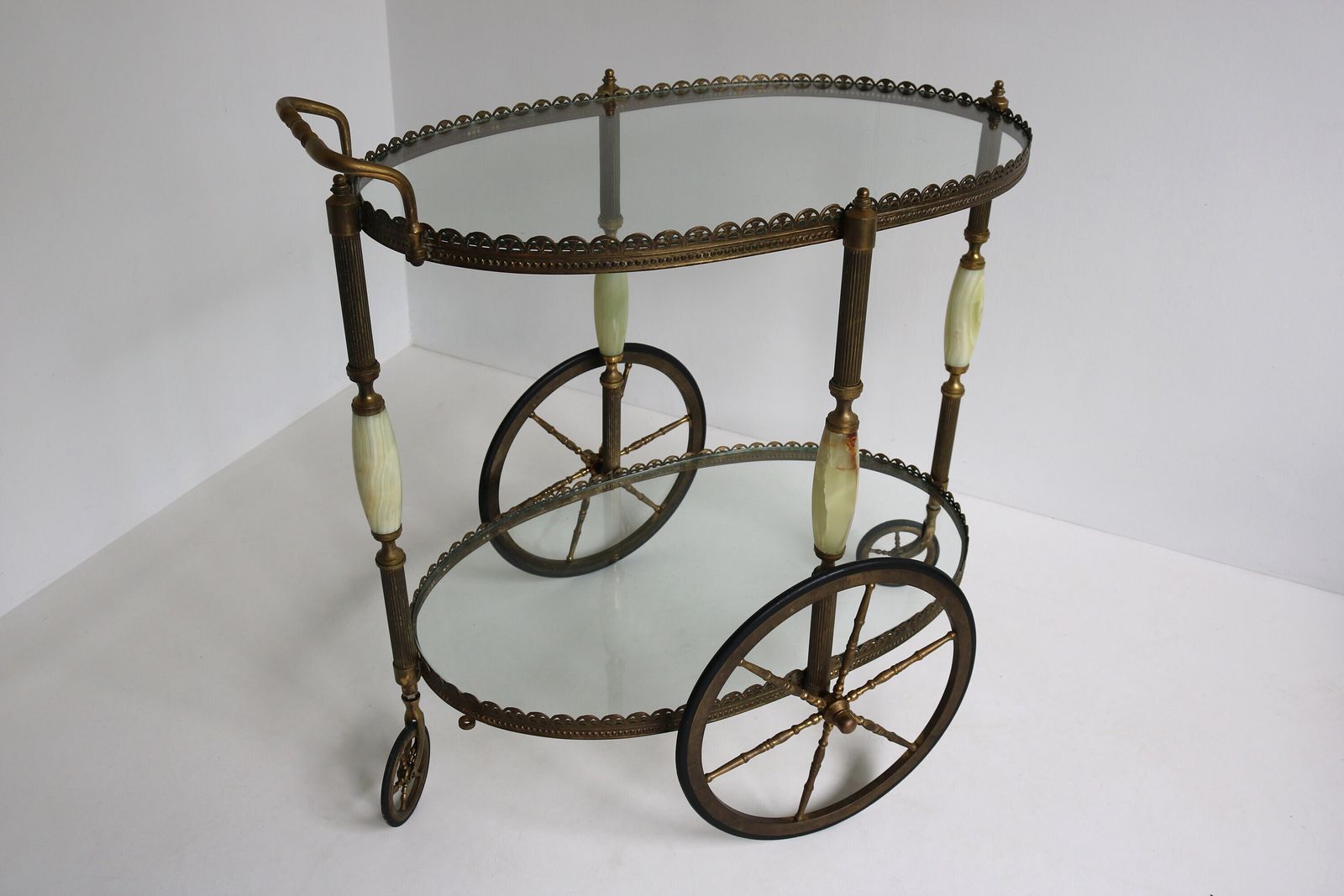 Ovale Barcart Trolley Cocktailwagen Entertainmentwagen Beverages Theewagen Hollywood Regency Messing Glas Serveerkar Marmer Toegeschreven Aan Maison Jansen photo 1433.0