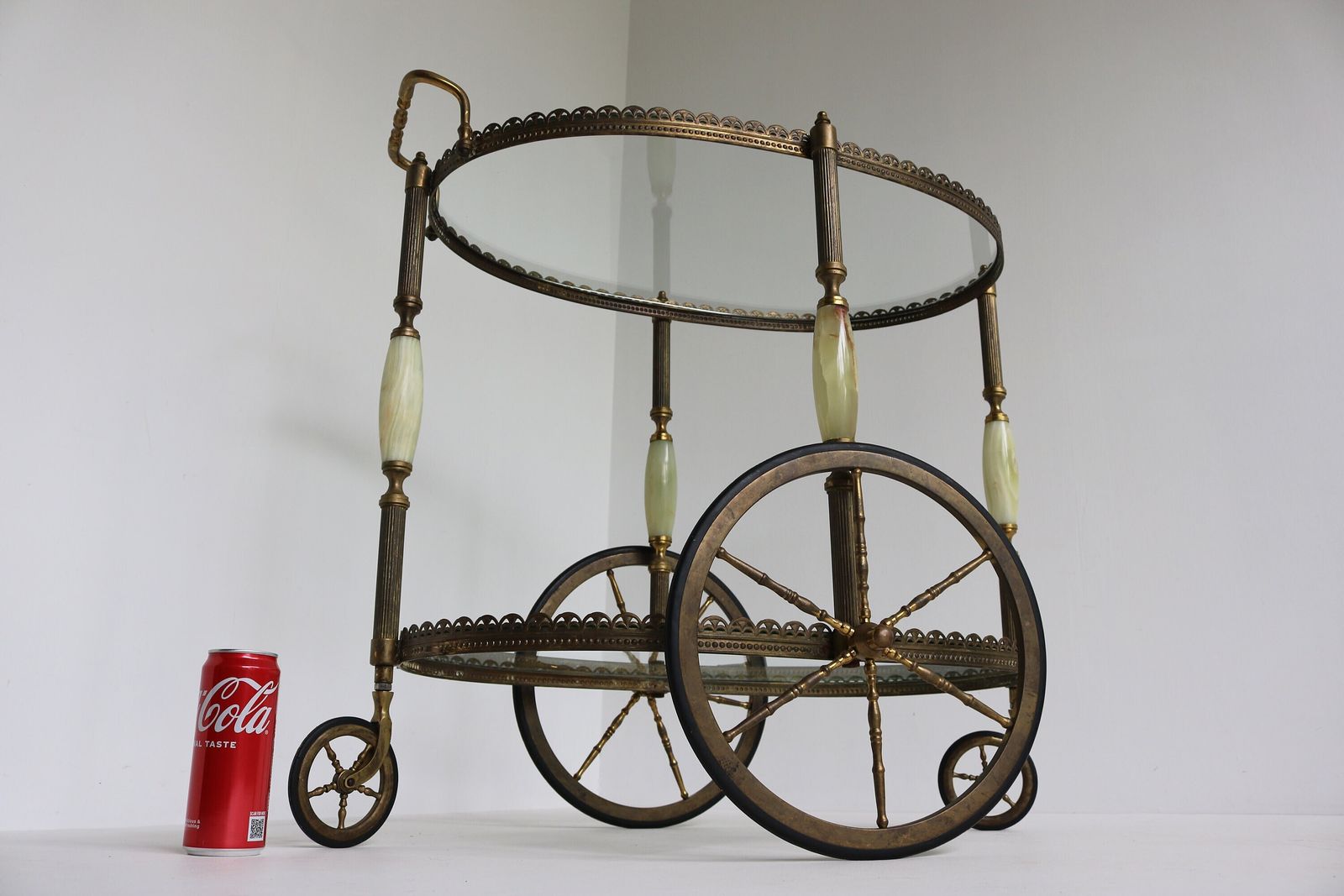 photo furniture Ovale Barcart Trolley Cocktailwagen Entertainmentwagen Beverages Theewagen Hollywood Regency Messing Glas Serveerkar Marmer Toegeschreven Aan Maison Jansen