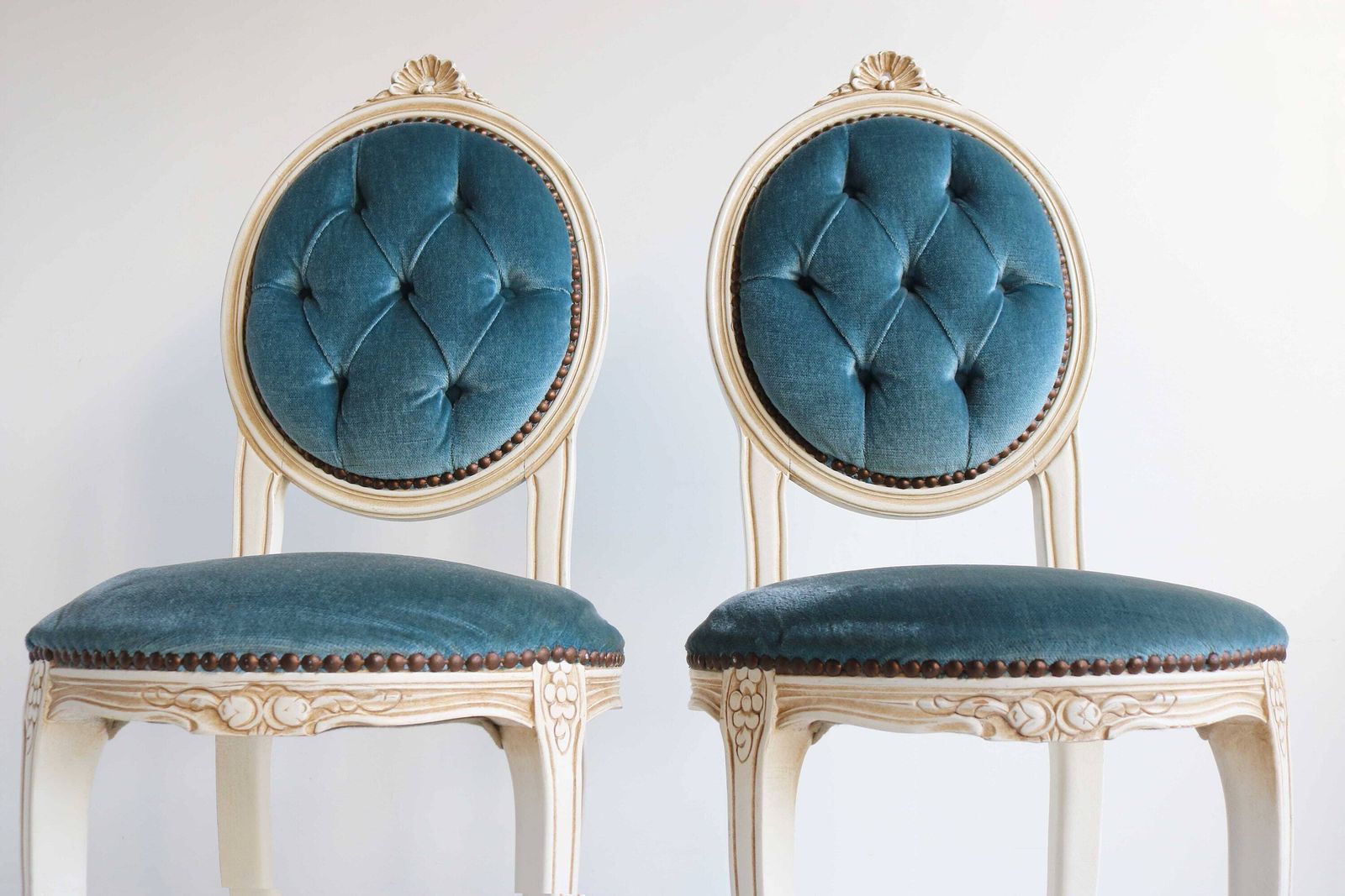 Italiaanse Stoelen Ca. Jaren 1960 – Blauw Fluweel – Kleine Sierstoelen – Twee Handgesneden Stoelen – Regency Barok Stijl – Louis XV photo furniture