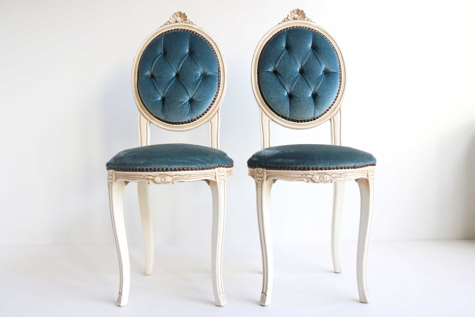 Italiaanse Stoelen Ca. Jaren 1960 – Blauw Fluweel – Kleine Sierstoelen – Twee Handgesneden Stoelen – Regency Barok Stijl – Louis XV photo 1074.0