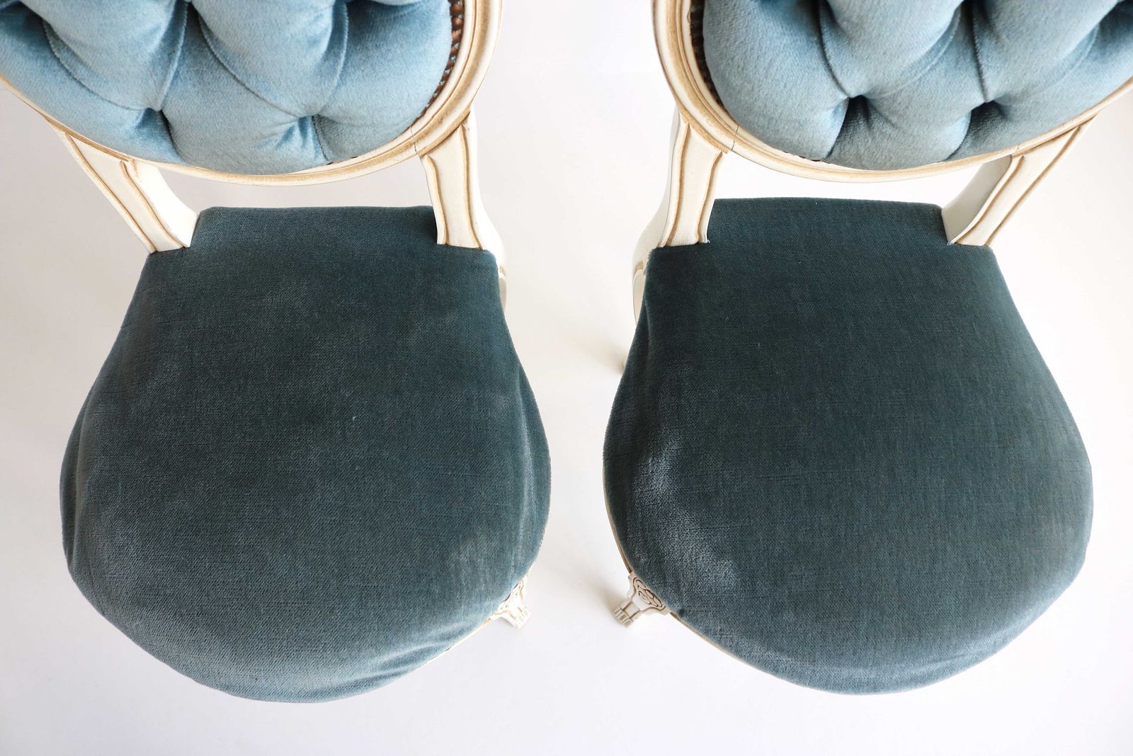 Italiaanse Stoelen Ca. Jaren 1960 – Blauw Fluweel – Kleine Sierstoelen – Twee Handgesneden Stoelen – Regency Barok Stijl – Louis XV photo vinterior