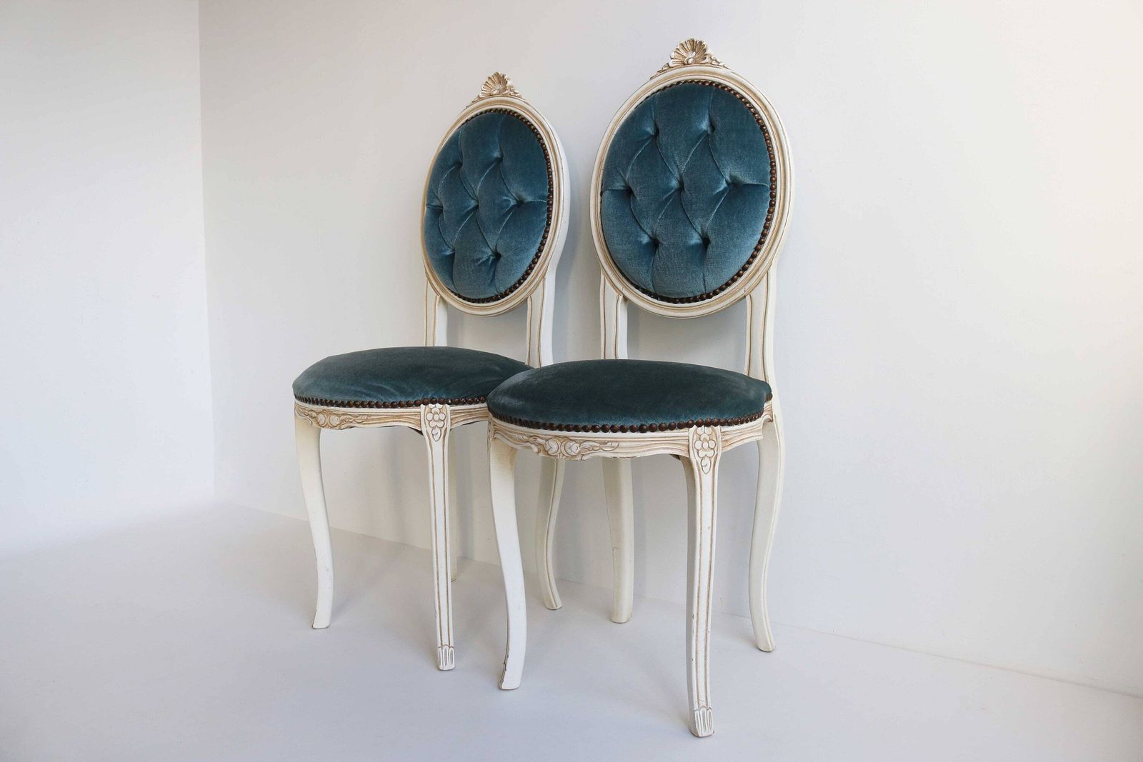 Italiaanse Stoelen Ca. Jaren 1960 – Blauw Fluweel – Kleine Sierstoelen – Twee Handgesneden Stoelen – Regency Barok Stijl – Louis XV photo buy