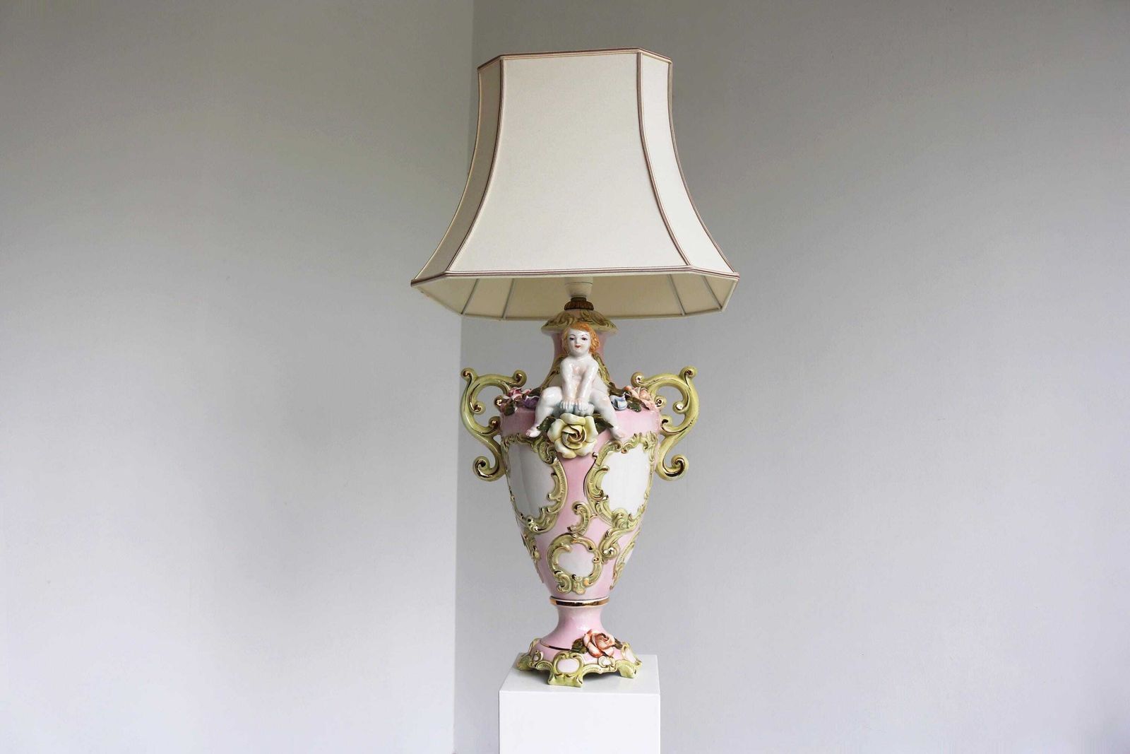 Capodimonte Porseleinen Cherubijnen Vintage Grote Tafellamp, Mid Century Bloemen Bureaulamp Gemarkeerd "994 Made In Italy" Jaren 1950 photo furniture
