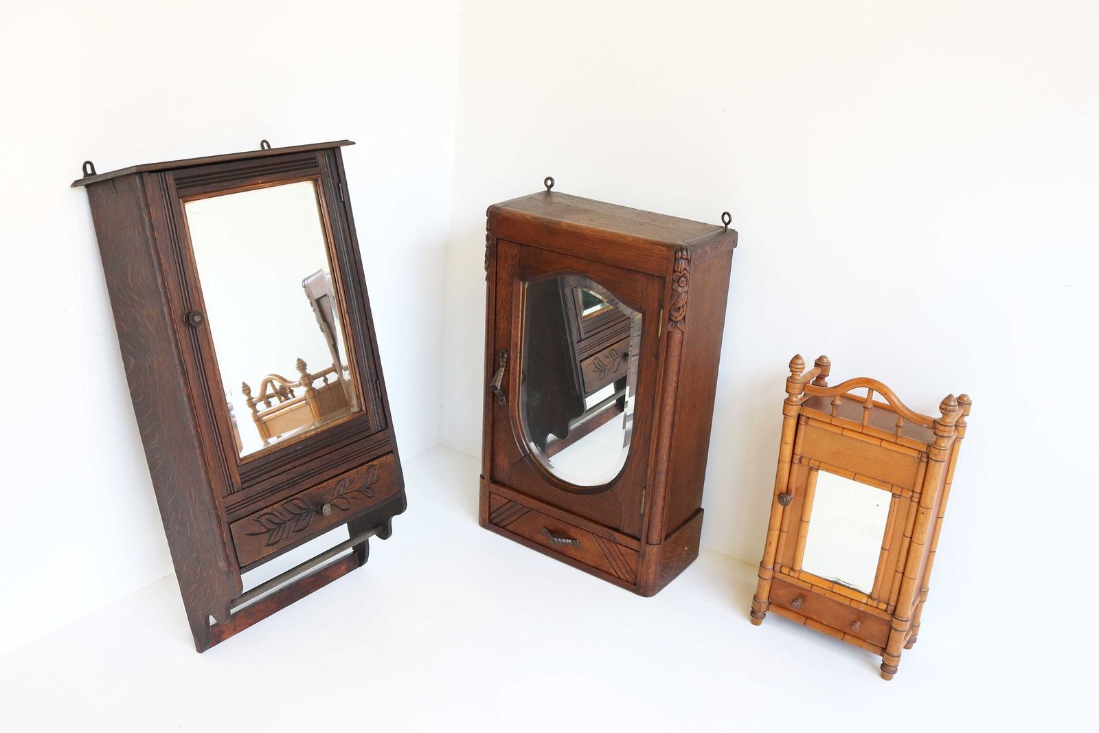 photo for sale Klein Antiek Faux Bamboe Miniatuurkastje Met Spiegel – Frans Miniatuur Kledingkastje, Ca. Jaren 1920, Poppenkast