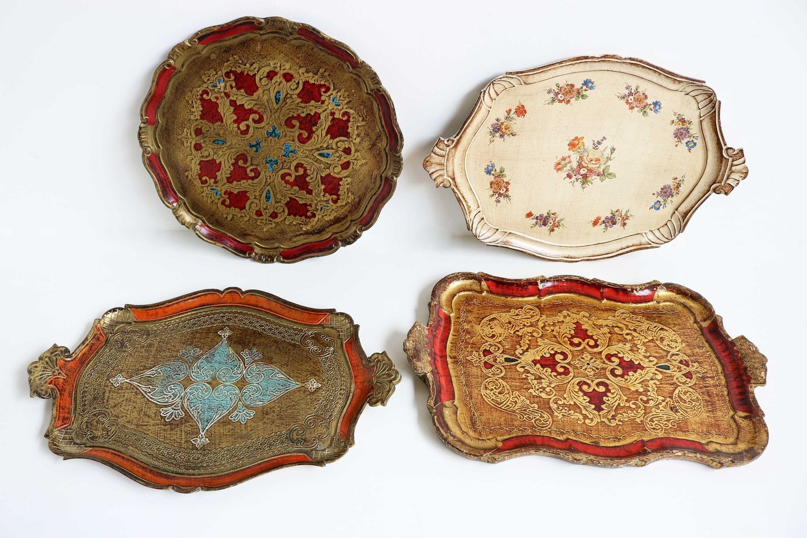 Set Van Vier Italiaanse Florentijnse Dienbladen – Verguld, Hollywood Regency Stijl, Mid Century Vintage, Barokke Stijl, Goudkleurig photo Woonaccessoires