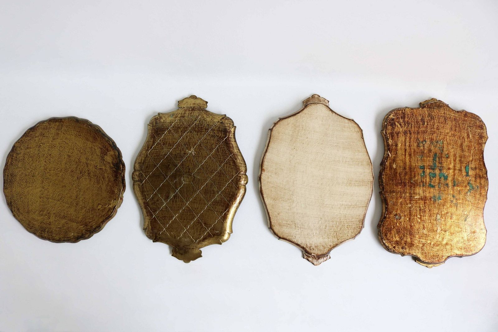 photo for sale Set Van Vier Italiaanse Florentijnse Dienbladen – Verguld, Hollywood Regency Stijl, Mid Century Vintage, Barokke Stijl, Goudkleurig