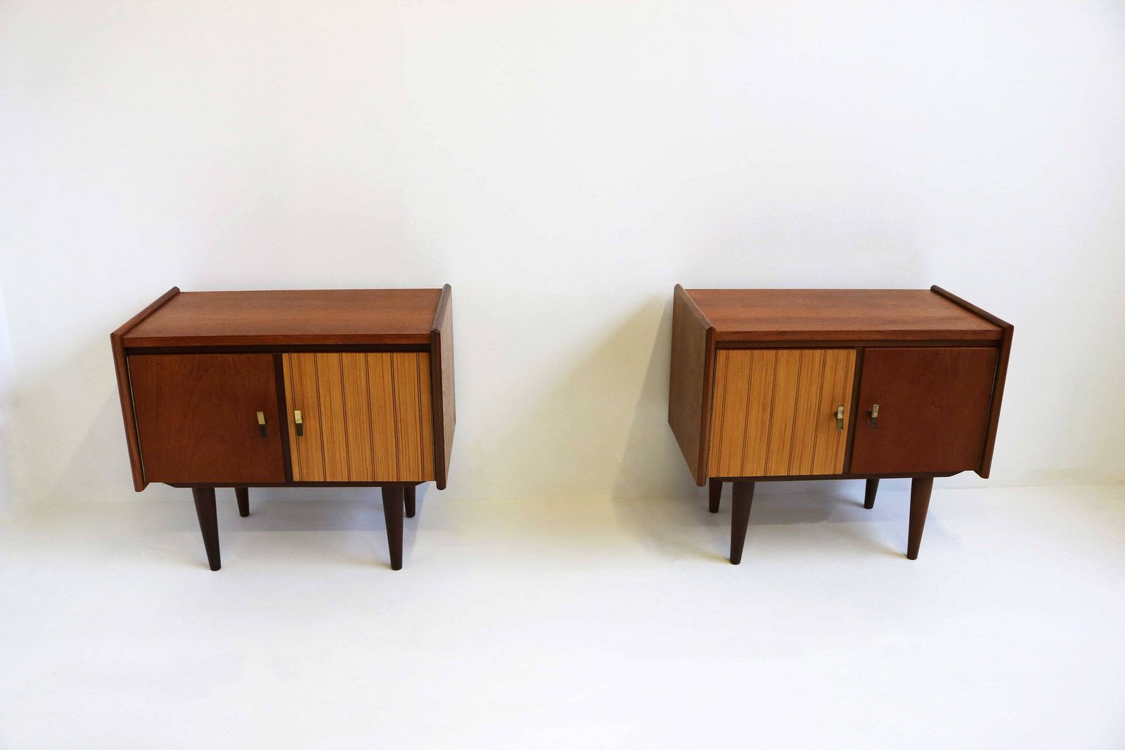 Paar Mid Century Modern Teakhouten Nachtkastjes Met Twee Houtskleuren En Messing Details – Scandinavisch/Deens Design, Ca. Jaren 1960 – Bijzettafel photo for sale