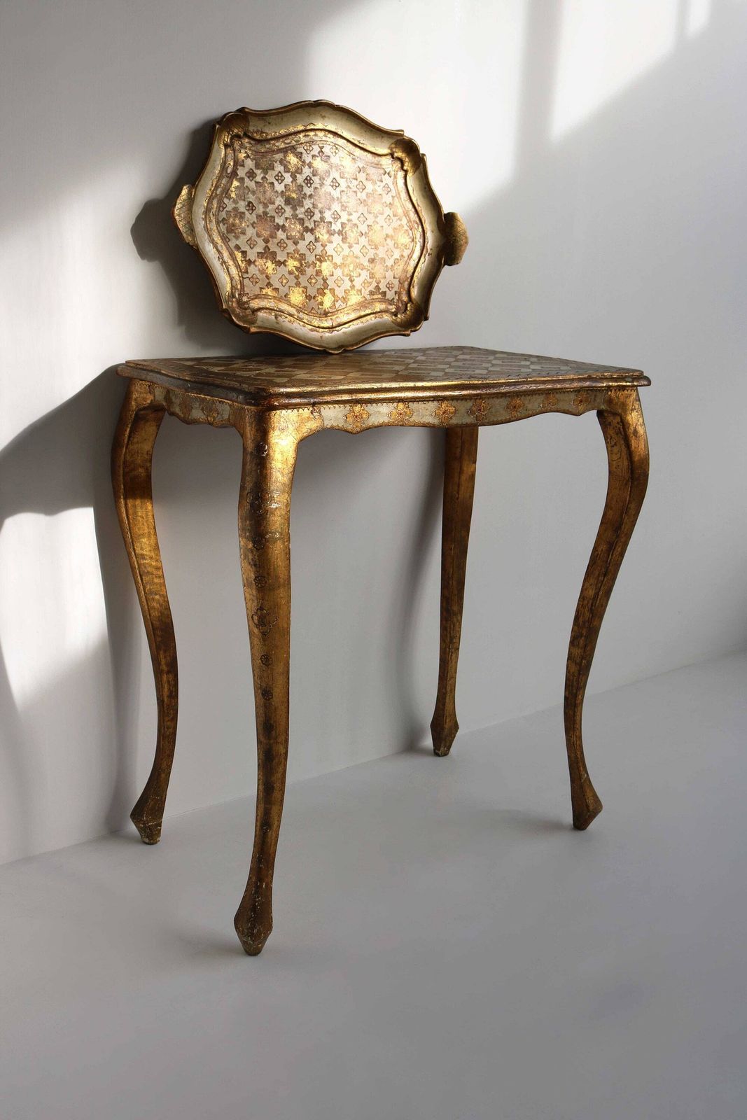 Italiaanse Florentijnse Vergulde Houten Bijzettafel En Dienblad In Hollywood Regency Stijl – Decoratieve Wandtafel / Halтаfel photo for sale