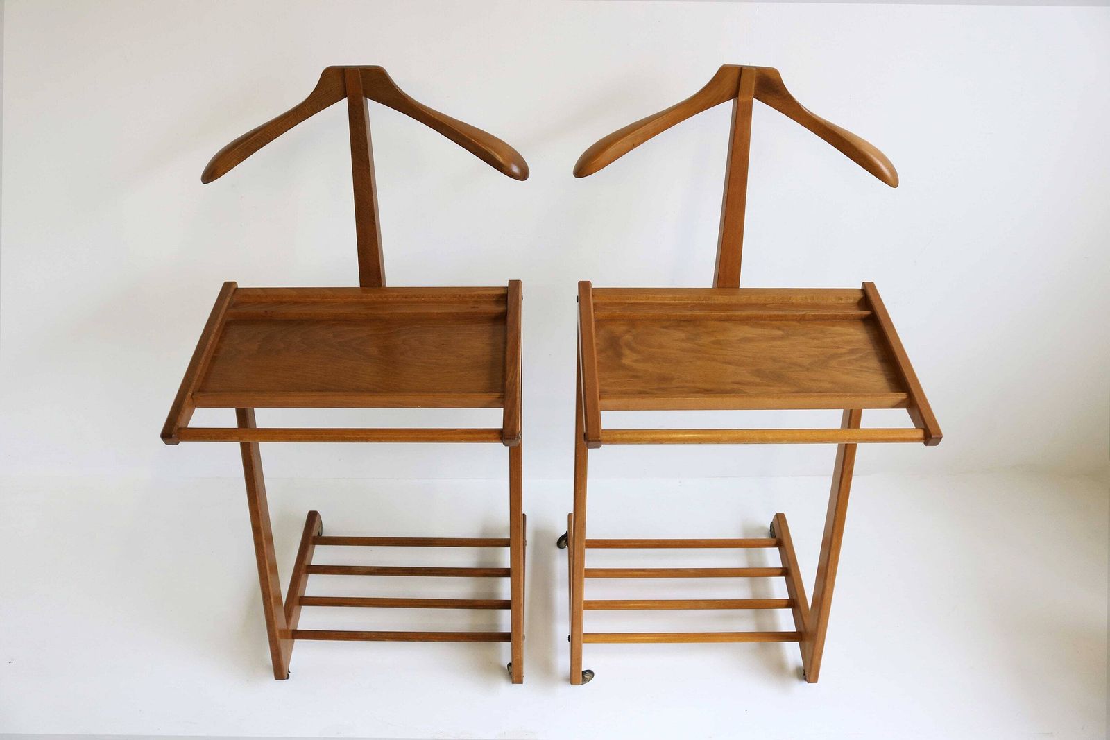 Paar / Set, Vintage Nachtvalet Mid Century Dressboys / Twee Nachtkastjes, Valet Standaard Hout, Slaapkamermeubilair, Gemaakt Door Opal, Jaren 1960 photo for sale