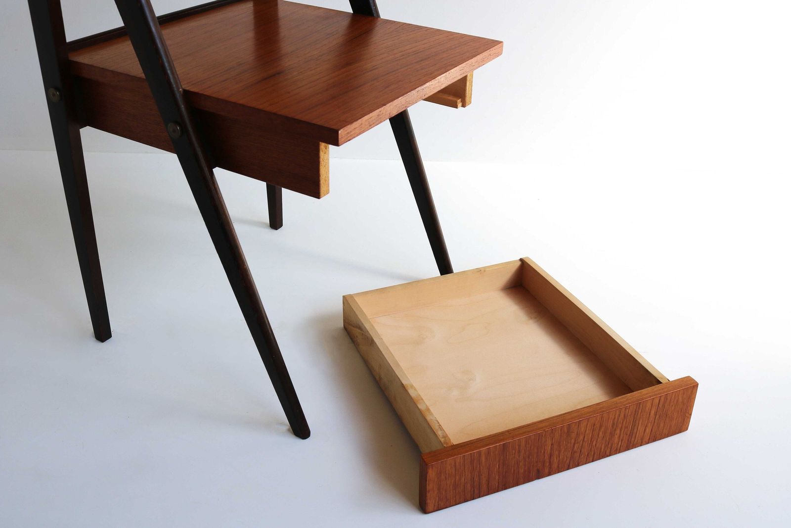 Deens Modern Teakhouten Nachtkastje Mid Century Bijzettafel Kompaspoten Twee Niveaus Lade Sidetable Bedside Cabinet photo buy