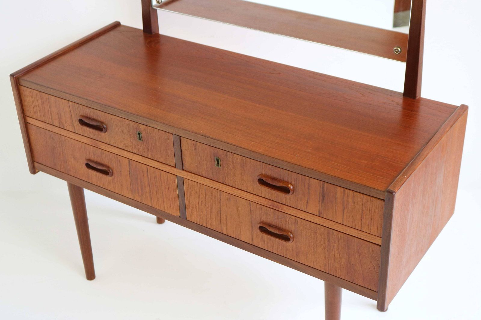 Scandinavisch Modern Teakhouten Kaptafel Of Ladekast Met Spiegel – Bijzettafel, Wandtafel, Slaapkamermeubilair – Mid Century Modern photo for sale