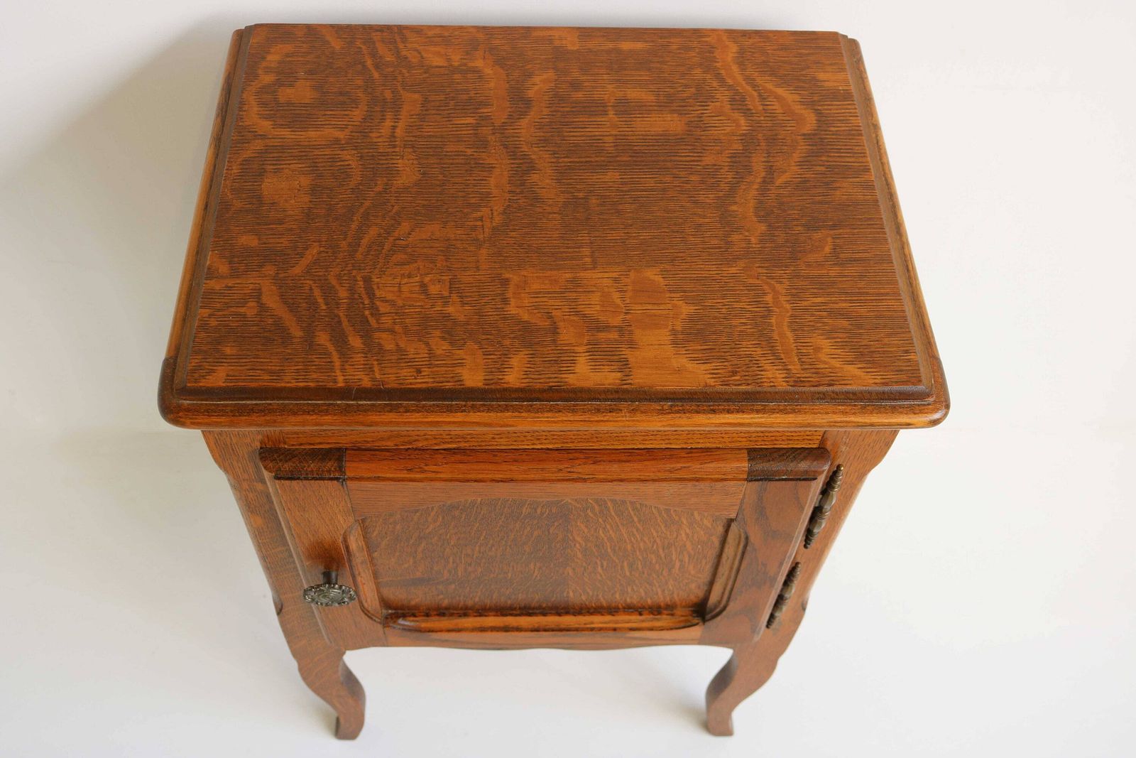 Houten Mid Century Frans Louis XV Stijl Nachtkastje Met Gebogen Poten En Deur, Boerenwoonstijl, Ca. 1960 photo 382.0