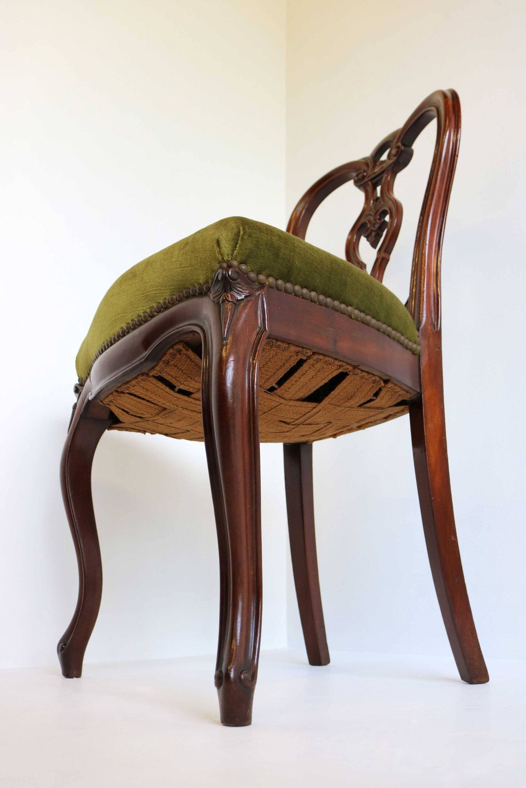 photo furniture Set Off Four Antique Victorian Elegant Dining Room Chairs Antique Biedermeier Seating Chairs Carved Chair 19th Century